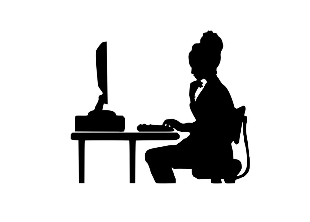 אישה מסתכלת על מחשב